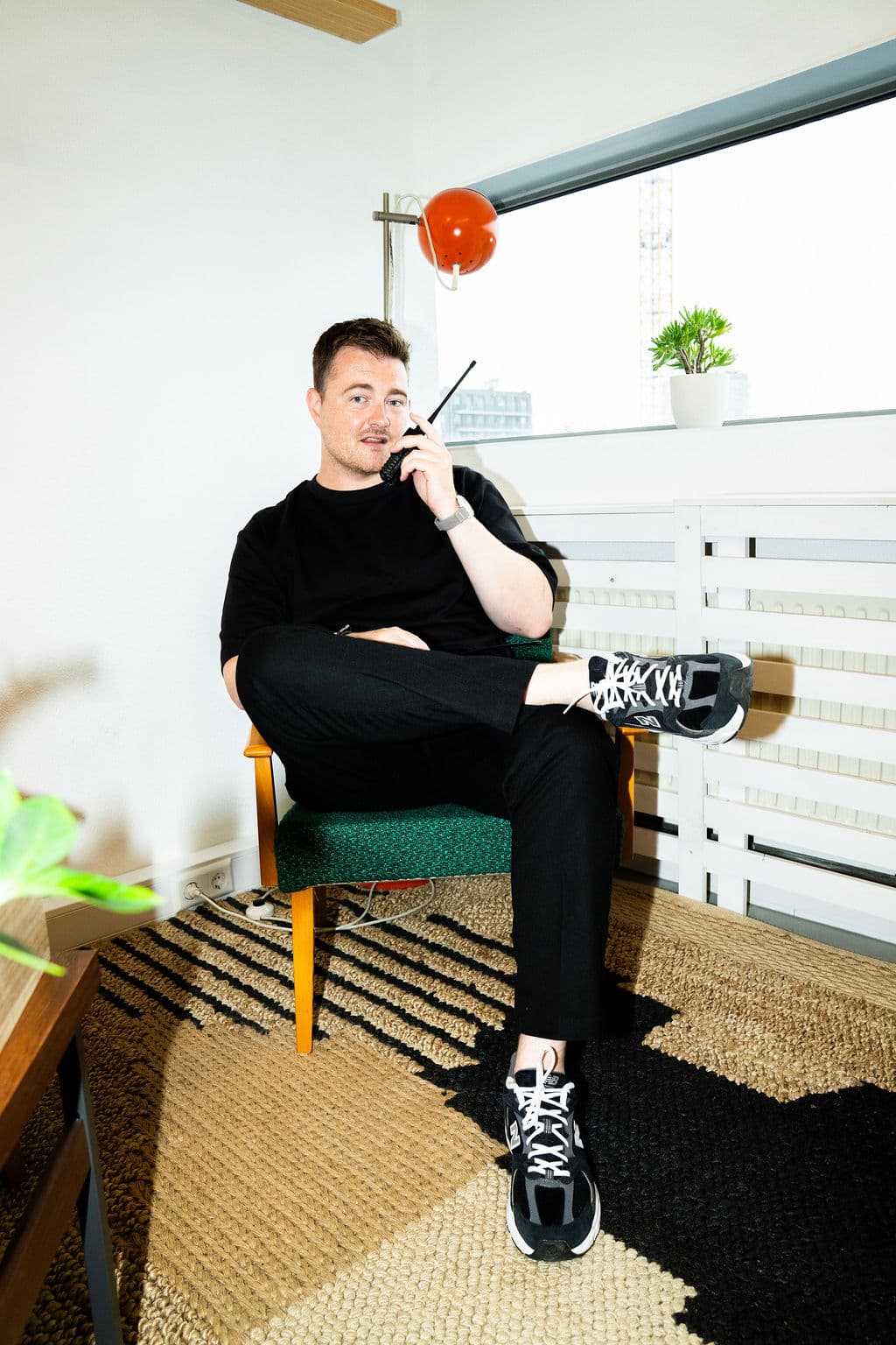 Kai Muijderman sitzt im Studio und spricht in ein Funkgerät