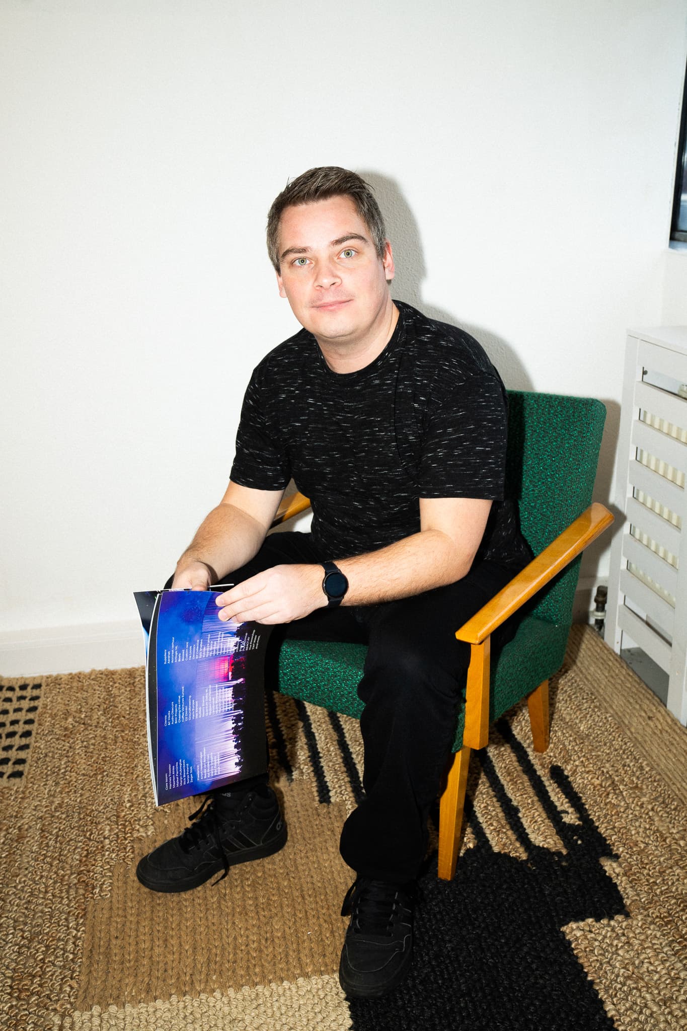 Marijn Hubregtse mit einem Eventdruck in einem grünen Sessel